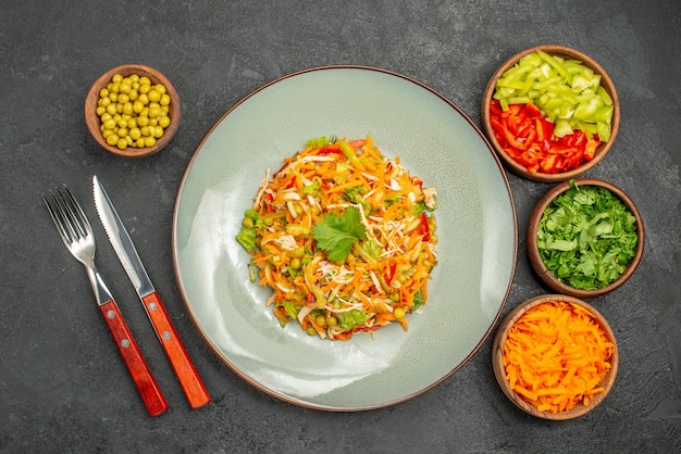 Insalata di pollo vegetale vista dall'alto all'interno del piatto su insalata di salute dieta grigia