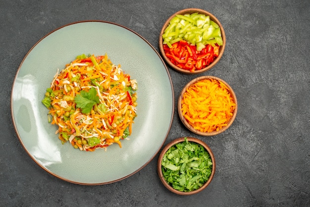 Insalata di pollo vegetale vista dall'alto con verdure su insalata grigia dieta alimentare salute