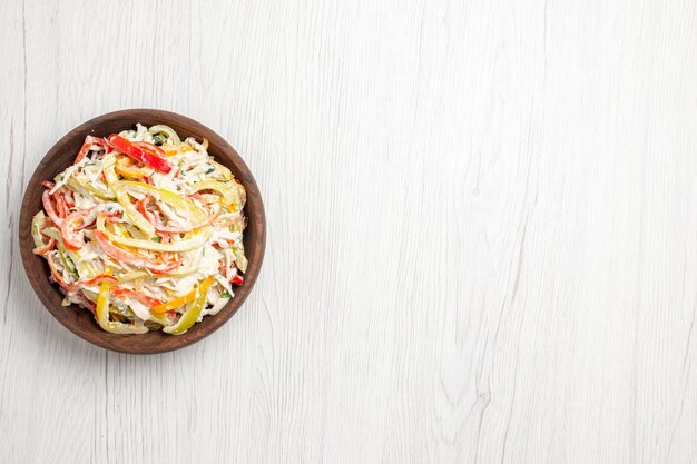 Insalata di pollo vista dall'alto con maionese e verdure affettate all'interno del piatto sulla scrivania bianca spuntino a base di carne di insalata fresca