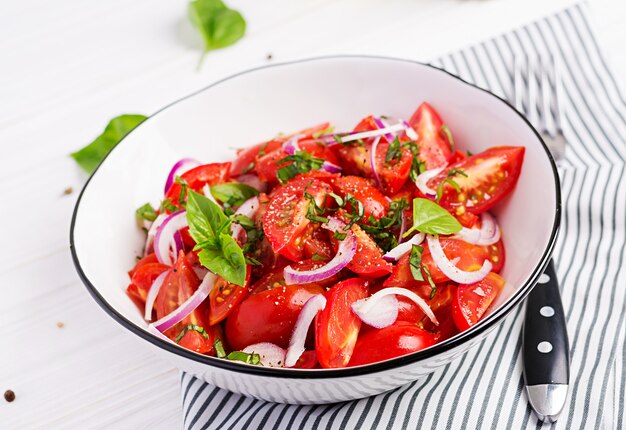 Insalata di pomodori con basilico e cipolle rosse