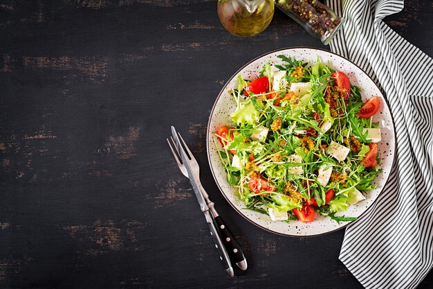 Insalata di pomodori con micro verdure miste e formaggio camembert.