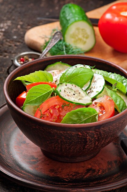 Insalata di pomodori e cetrioli con pepe nero e basilico