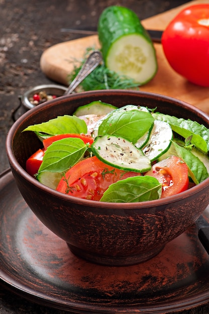 Insalata di pomodori e cetrioli con pepe nero e basilico