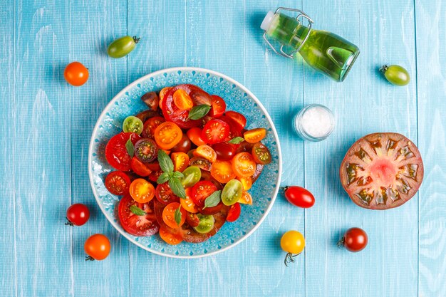 Insalata di pomodori freschi con basilico.