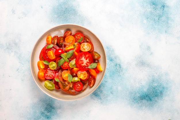 Insalata di pomodori freschi con basilico.