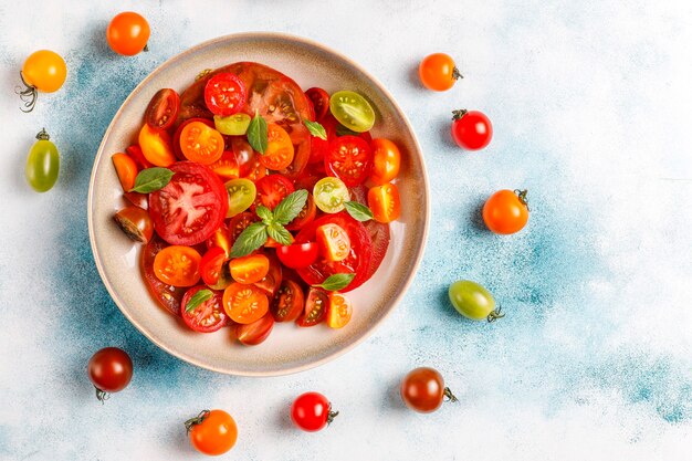 Insalata di pomodori freschi con basilico.