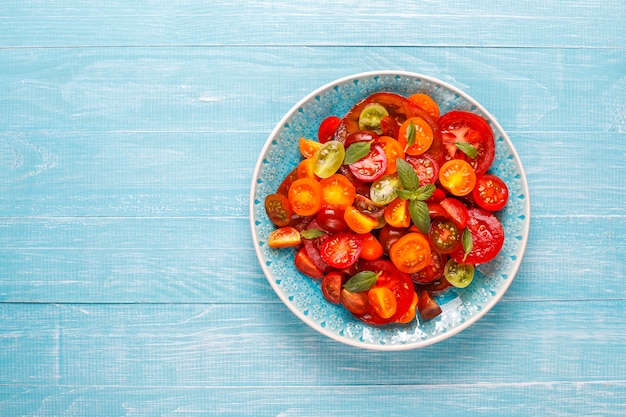 Insalata di pomodori freschi con basilico.