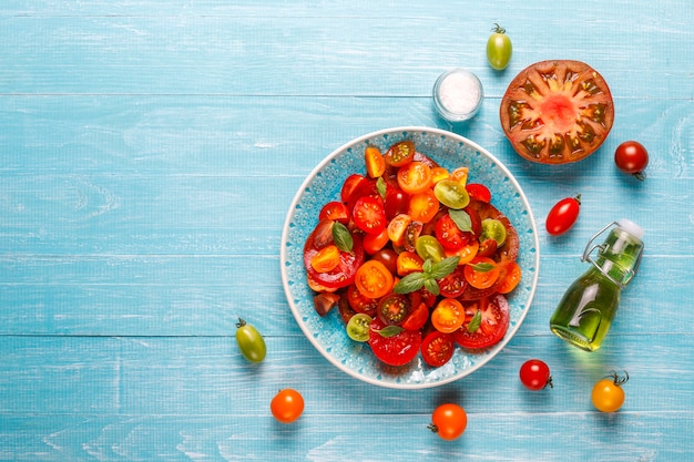 Insalata di pomodori freschi con basilico.