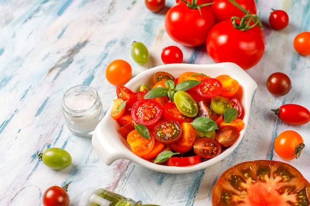 Insalata di pomodori freschi con basilico.