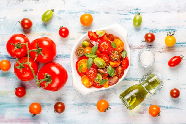 Insalata di pomodori freschi con basilico.