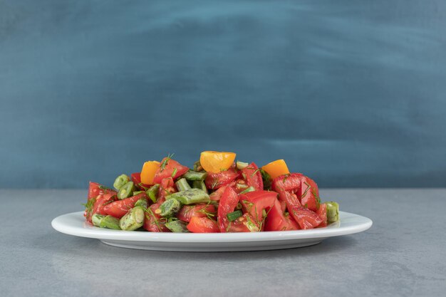 Insalata di pomodori tritati con fagioli ed erbe aromatiche.