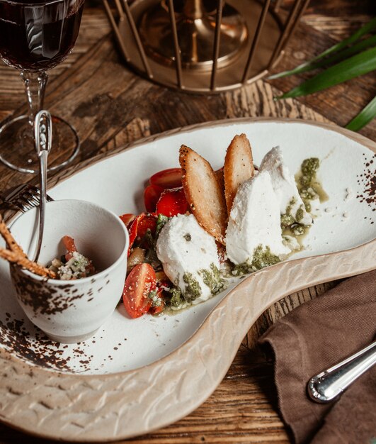 Insalata di pomodoro e formaggio al pesto