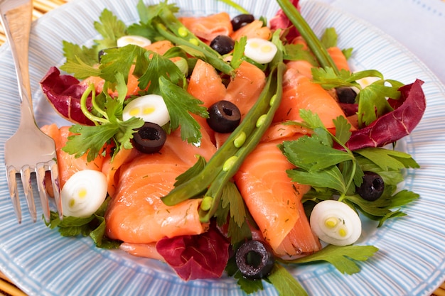 Insalata di salmone affumicata sulla piastra blu