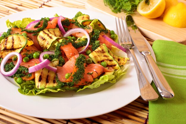 Insalata di salmone affumicata sulla stuoia