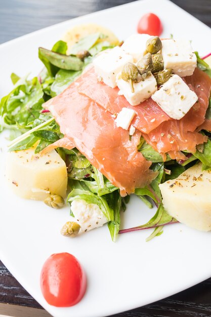 Insalata di salmone affumicato