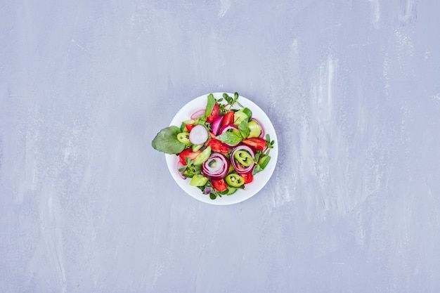 Insalata di stagione con erbe e verdure.