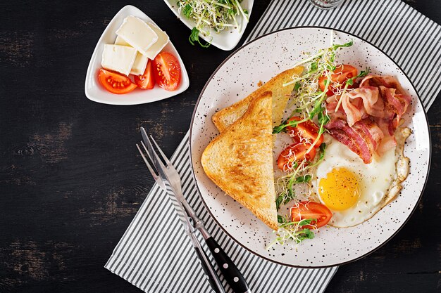 insalata di toast, uova, pancetta e pomodori e microgreens.