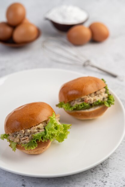 Insalata di tonno avvolta con pane e lattuga.