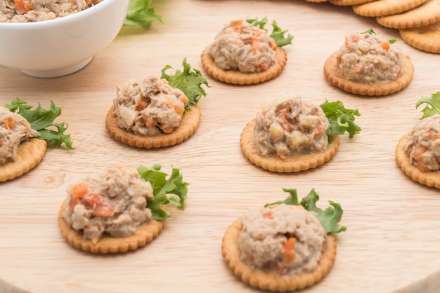 insalata di tonno con cracker