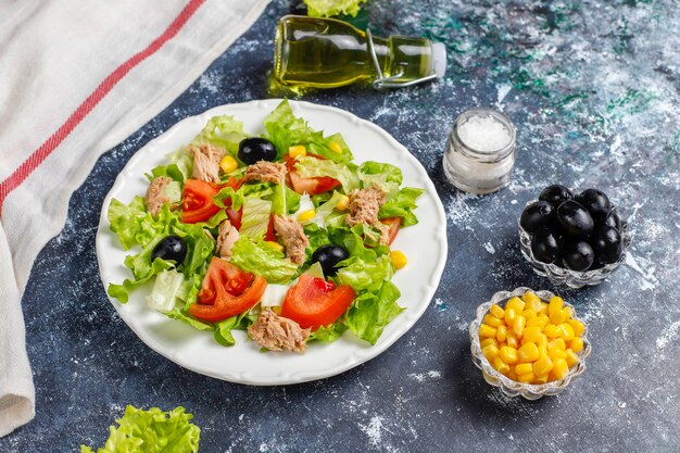 Insalata di tonno con lattuga, olive, mais, pomodori, vista dall'alto