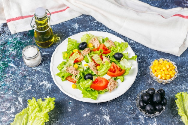 Insalata di tonno con lattuga, olive, mais, pomodori