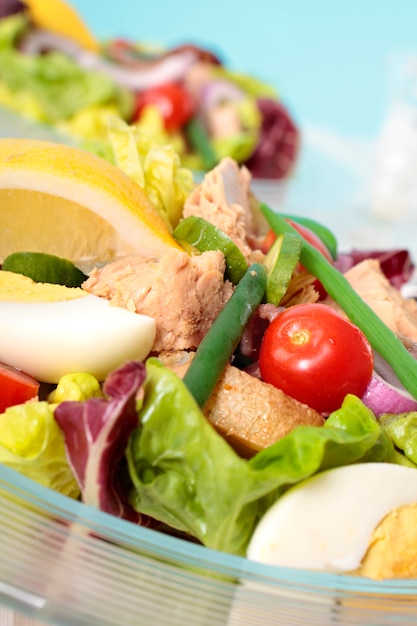 Insalata di tonno nicoise in ciotola di vetro closeup