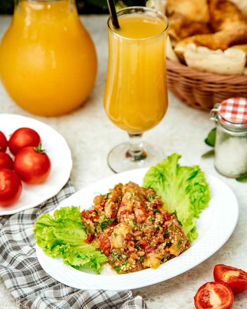 Insalata di verdure barbecue con melanzane, pomodoro, peperoni, cipolla ed erbe aromatiche