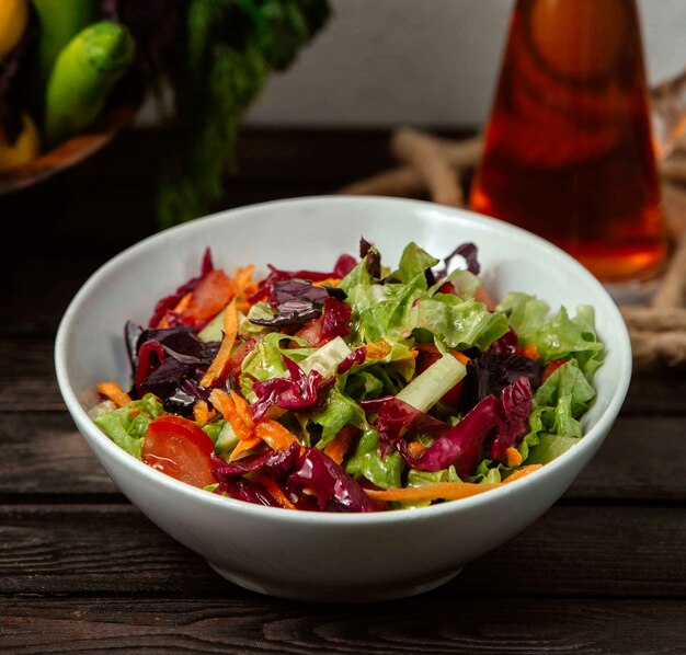 Insalata di verdure cavolo e lattuga su un tablÐµ