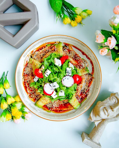 Insalata di verdure con erbe e formaggio