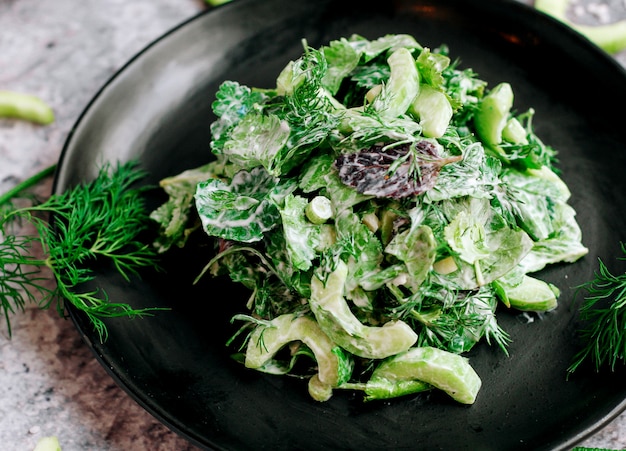 Insalata di verdure con erbe e maionese