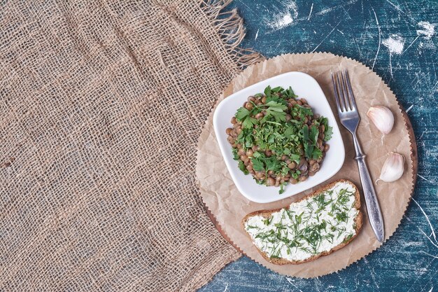 Insalata di verdure con erbe e pane tostato.