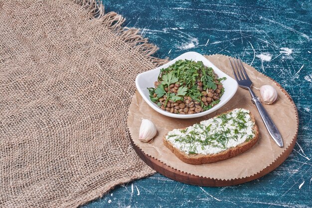 Insalata di verdure con erbe e pane tostato.