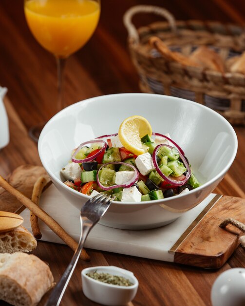 Insalata di verdure con feta e cipolla