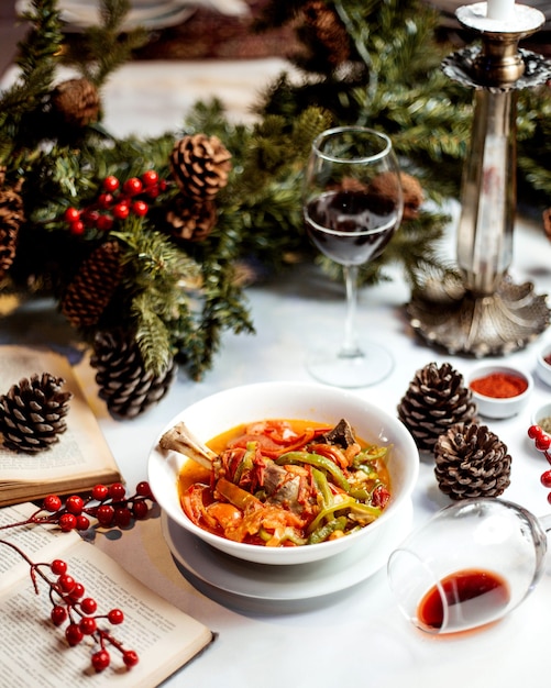 Insalata di verdure con gamba da laboratorio e bicchiere di vino