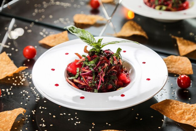 Insalata di verdure con le patatine fritte sulla vista del primo piano della tavola