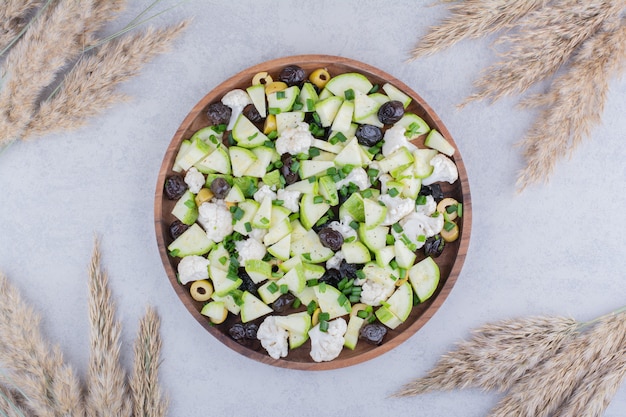 Insalata di verdure con olive nere e cavolfiori