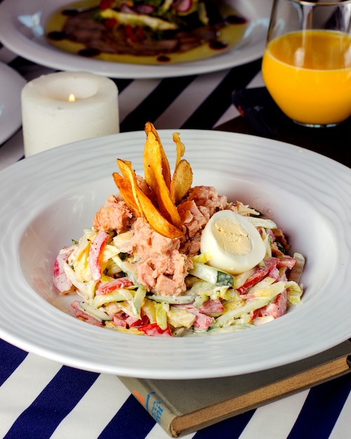 Insalata di verdure con salmone e uova