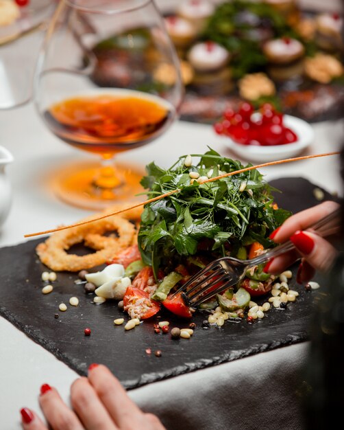 Insalata di verdure con spinaci sul tavolo