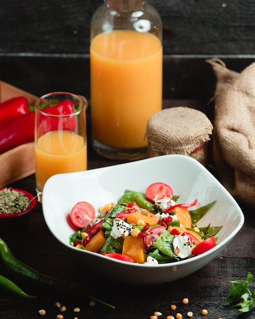 insalata di verdure con succo d'arancia