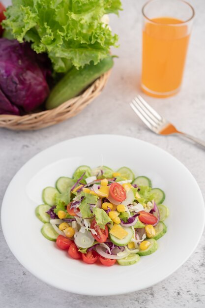 Insalata di verdure con uova sode in un piatto bianco.