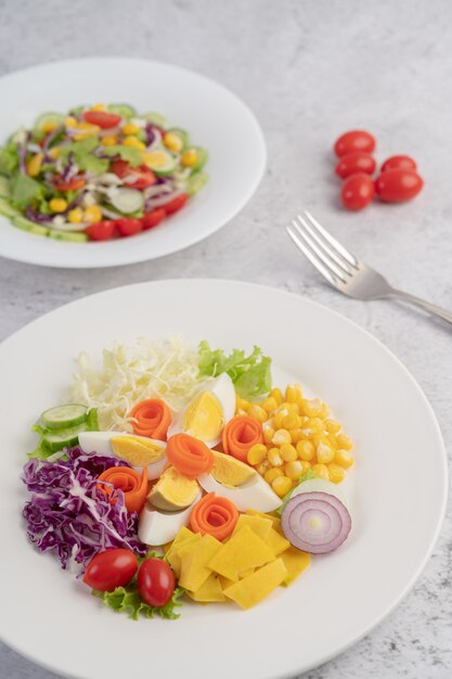 Insalata di verdure con uova sode in un piatto bianco.