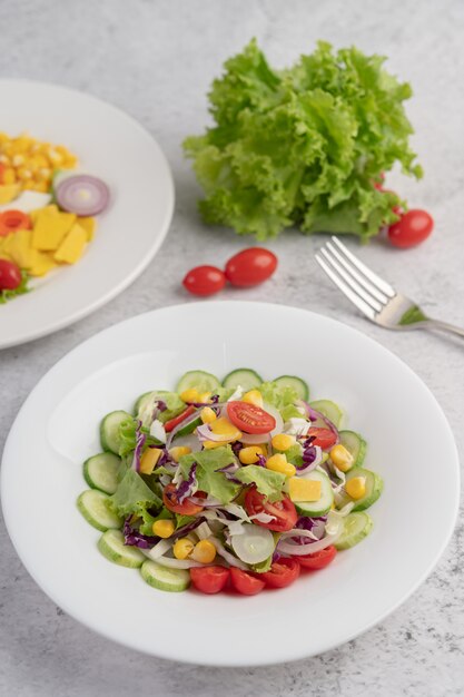 Insalata di verdure con uova sode in un piatto bianco.