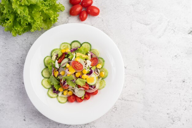 Insalata di verdure con uova sode in un piatto bianco.