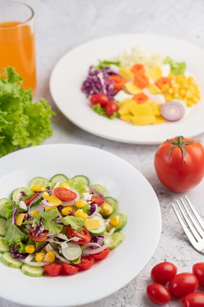 Insalata di verdure con uova sode in un piatto bianco.