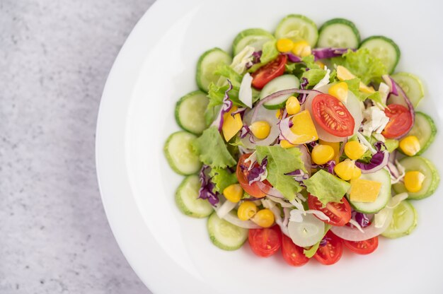 Insalata di verdure con uova sode in un piatto bianco.