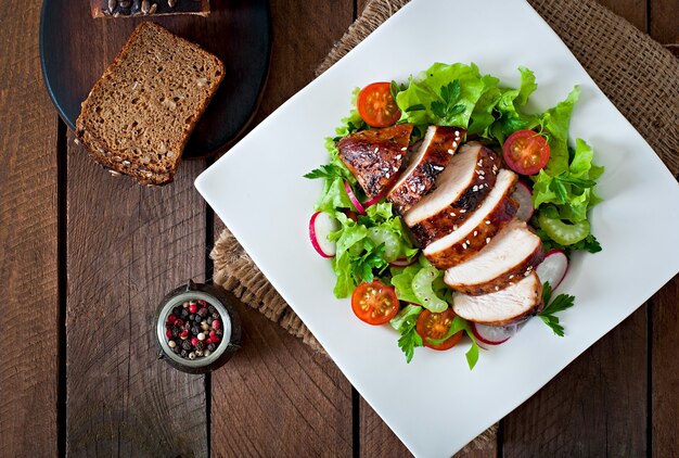 Insalata di verdure fresche con petto di pollo grigliato.