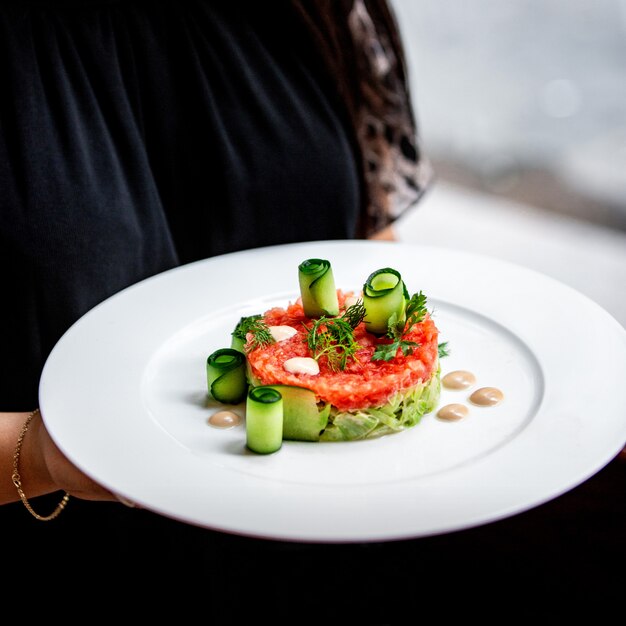 Insalata di verdure fresche sul piatto