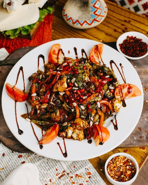 Insalata di verdure fritte con salsa al melograno