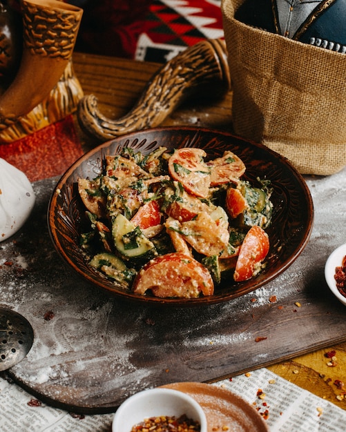 Insalata di verdure georgiana sul tavolo