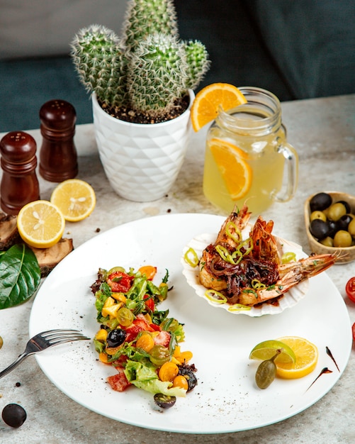 Insalata di verdure mista con frutti di mare